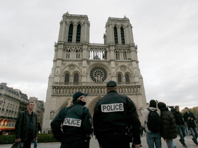 Man shot after attacking police in Paris Man shot after attacking police in Paris