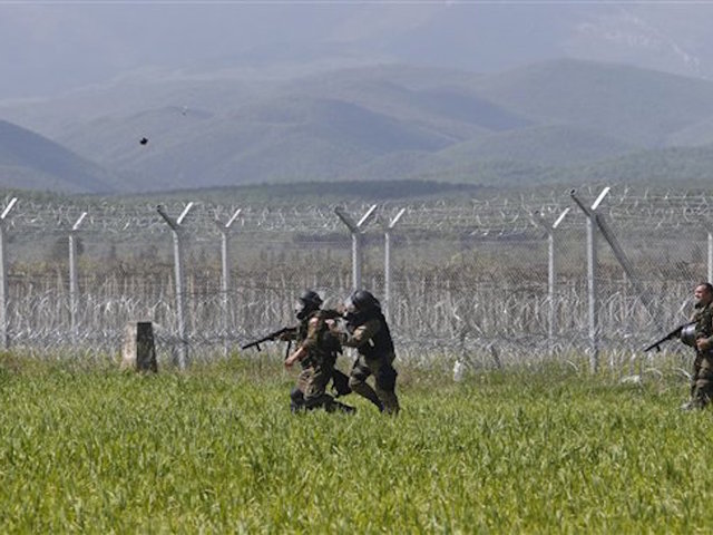 Migrants confront Macedonian border police
