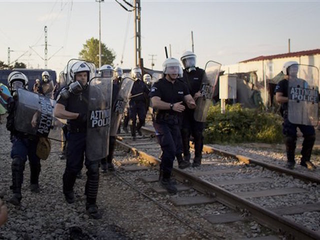 Migrants and police clash at Greek border