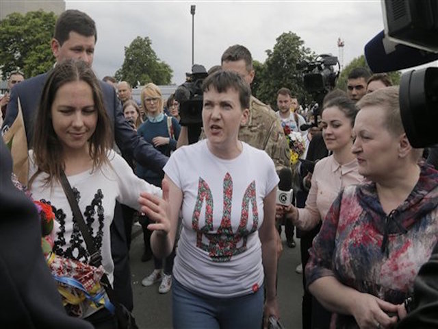 Ukrainian pilot Savchenko freed, flown to Kiev
