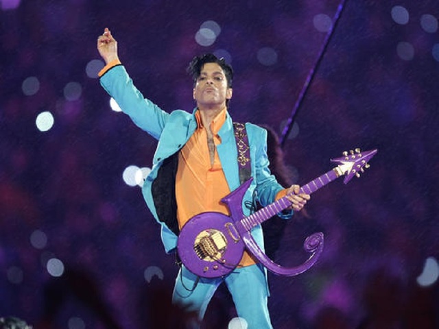 Prince fans mourn singer 1 year after his death