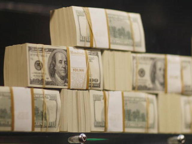 Ohio man finds $14,000 on road side, turns it in