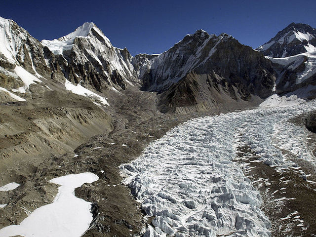 Famed climber dies preparing for Everest trek