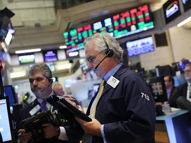 US economy grew faster in 2017, but growth slowed at year's end