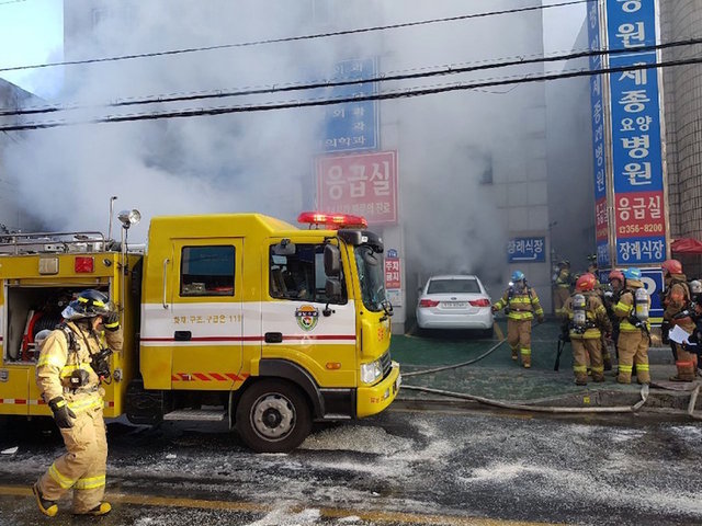 Fire kills 37 in South Korean hospital