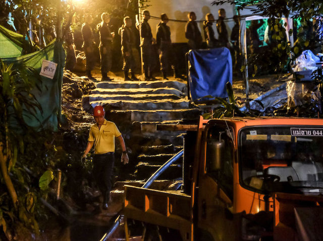 Thailand cave oxygen levels drop, rescuers face race against time