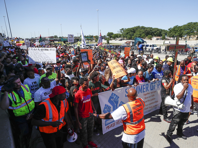 Chicago gun protesters close major interstate near downtown