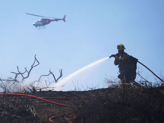 Firefighter killed in growing blaze near Yosemite